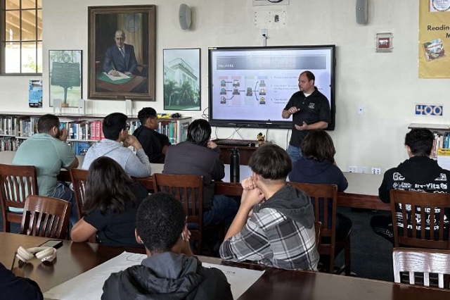 Randy Pestana working with FIU cybersecurity students